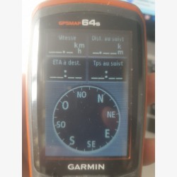 GPSMAP 64s Garmin avec un câble USB