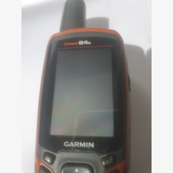 GPSMAP 64s Garmin avec un câble USB