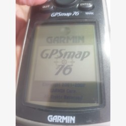 GPSMAP 76 dans sa boîte : Robuste Compagnon pour l'Aventure en Plein Air