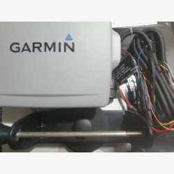 Garmin GPSMAP 421 marine GPS chartplotter in like-new condition
