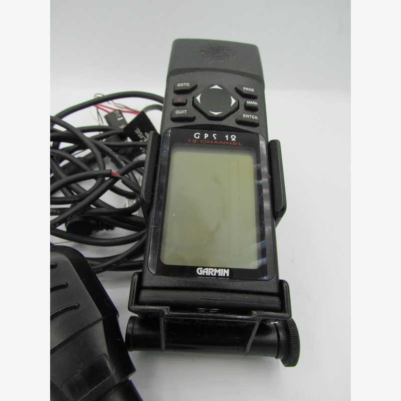 GPS Garmin 12 – Très bon état – Avec câbles et support rotatif